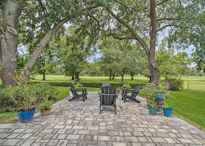 Crystal River Gem Near Three Sisters Springs!